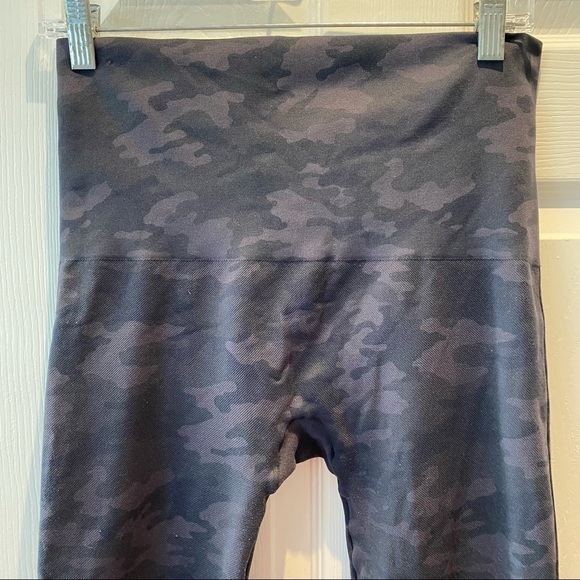 Spanx Look At Me Now Leggings Black Grey Camo size Medium - Picture 3 of 5